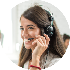 Freundliche Kundenservice-Mitarbeiterin mit Headset lächelt, während sie bereit ist, Anrufe für den ASIS Sicherheitsdienst entgegenzunehmen