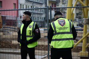 Zwei Mitarbeiter des ASIS Sicherheitsdienstes überwachen eine Baustelle zur Gewährleistung der Sicherheit