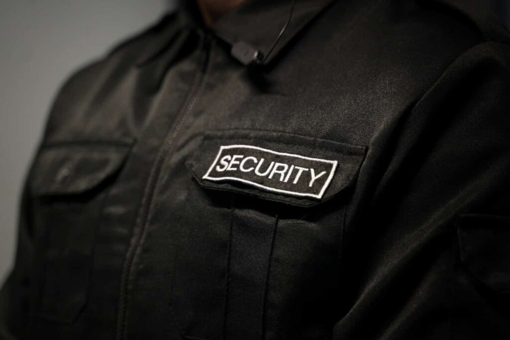 Uniformierter Mitarbeiter vom Sicherheitsdienst Bergkamen mit deutlich sichtbarem „Security“-Abzeichen auf der Brusttasche.