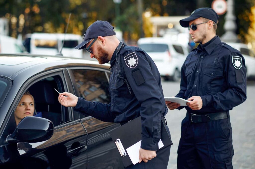 sicherheitsdienst München – Kontrolle eines Fahrzeugs durch zwei Sicherheitskräfte.