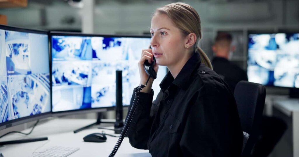 Sicherheitsdienst Seevetal – Mitarbeiterin überwacht mehrere Monitore in einer Sicherheitszentrale.